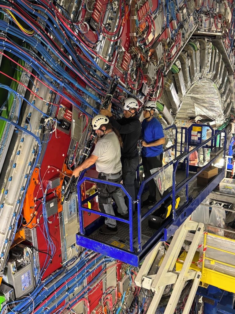 Installation of the new DT minicrates on the CMS wheel Y-2: team working on a scissor lift.